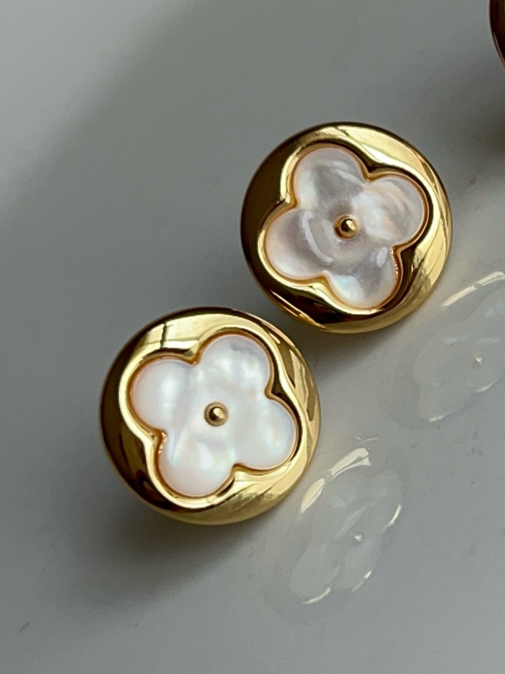 ❤️**Louis Vuitton Logo Color Blossom
Sun Stud Earrings - Monogram
Flower